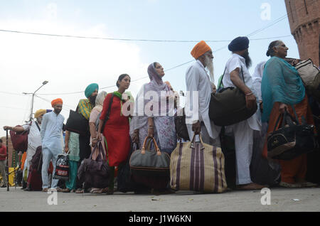 Über 15 00 Sikh-Pilger aus Indien am Freitag links Pakistan mit jubelnden Gesichter nach dem Besuch ihre 10 Tage religiöser Baisakhi Festivals in Lahore am 22. April 2017. Wie Baisakhi eines der wichtigsten Festivals in Sikhism ist und es erinnert an die Khalsa Panthéon der Krieger nach der Ausführung von Guru Tegh Bahadur. Rund 15 00 Sikh Yatris, die in Pakistan Baisakhi Fest feiern waren, kehrte nach Indien am Freitag. (Foto: Rana Sajid Hussain/Pacific Press) Stockfoto