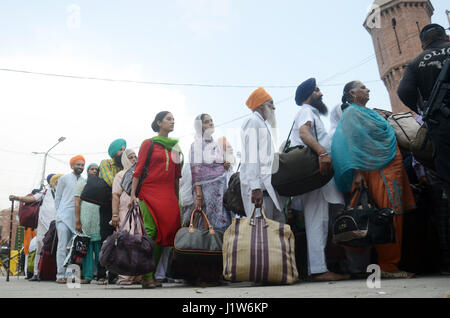 Über 15 00 Sikh-Pilger aus Indien am Freitag links Pakistan mit jubelnden Gesichter nach dem Besuch ihre 10 Tage religiöser Baisakhi Festivals in Lahore am 22. April 2017. Wie Baisakhi eines der wichtigsten Festivals in Sikhism ist und es erinnert an die Khalsa Panthéon der Krieger nach der Ausführung von Guru Tegh Bahadur. Rund 15 00 Sikh Yatris, die in Pakistan Baisakhi Fest feiern waren, kehrte nach Indien am Freitag. (Foto: Rana Sajid Hussain/Pacific Press) Stockfoto