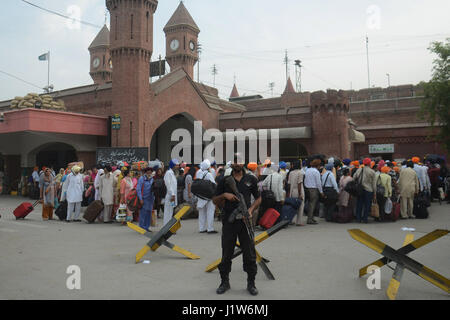 Über 15 00 Sikh-Pilger aus Indien am Freitag links Pakistan mit jubelnden Gesichter nach dem Besuch ihre 10 Tage religiöser Baisakhi Festivals in Lahore am 22. April 2017. Wie Baisakhi eines der wichtigsten Festivals in Sikhism ist und es erinnert an die Khalsa Panthéon der Krieger nach der Ausführung von Guru Tegh Bahadur. Rund 15 00 Sikh Yatris, die in Pakistan Baisakhi Fest feiern waren, kehrte nach Indien am Freitag. (Foto: Rana Sajid Hussain/Pacific Press) Stockfoto