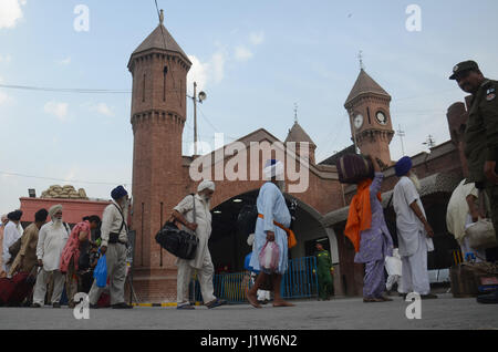 Über 15 00 Sikh-Pilger aus Indien am Freitag links Pakistan mit jubelnden Gesichter nach dem Besuch ihre 10 Tage religiöser Baisakhi Festivals in Lahore am 22. April 2017. Wie Baisakhi eines der wichtigsten Festivals in Sikhism ist und es erinnert an die Khalsa Panthéon der Krieger nach der Ausführung von Guru Tegh Bahadur. Rund 15 00 Sikh Yatris, die in Pakistan Baisakhi Fest feiern waren, kehrte nach Indien am Freitag. (Foto: Rana Sajid Hussain/Pacific Press) Stockfoto