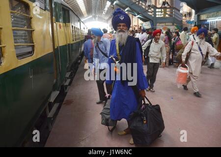 Über 15 00 Sikh-Pilger aus Indien am Freitag links Pakistan mit jubelnden Gesichter nach dem Besuch ihre 10 Tage religiöser Baisakhi Festivals in Lahore am 22. April 2017. Wie Baisakhi eines der wichtigsten Festivals in Sikhism ist und es erinnert an die Khalsa Panthéon der Krieger nach der Ausführung von Guru Tegh Bahadur. Rund 15 00 Sikh Yatris, die in Pakistan Baisakhi Fest feiern waren, kehrte nach Indien am Freitag. (Foto: Rana Sajid Hussain/Pacific Press) Stockfoto