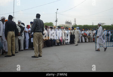 Über 15 00 Sikh-Pilger aus Indien am Freitag links Pakistan mit jubelnden Gesichter nach dem Besuch ihre 10 Tage religiöser Baisakhi Festivals in Lahore am 22. April 2017. Wie Baisakhi eines der wichtigsten Festivals in Sikhism ist und es erinnert an die Khalsa Panthéon der Krieger nach der Ausführung von Guru Tegh Bahadur. Rund 15 00 Sikh Yatris, die in Pakistan Baisakhi Fest feiern waren, kehrte nach Indien am Freitag. (Foto: Rana Sajid Hussain/Pacific Press) Stockfoto