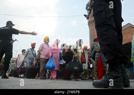 Über 15 00 Sikh-Pilger aus Indien am Freitag links Pakistan mit jubelnden Gesichter nach dem Besuch ihre 10 Tage religiöser Baisakhi Festivals in Lahore am 22. April 2017. Wie Baisakhi eines der wichtigsten Festivals in Sikhism ist und es erinnert an die Khalsa Panthéon der Krieger nach der Ausführung von Guru Tegh Bahadur. Rund 15 00 Sikh Yatris, die in Pakistan Baisakhi Fest feiern waren, kehrte nach Indien am Freitag. (Foto: Rana Sajid Hussain/Pacific Press) Stockfoto