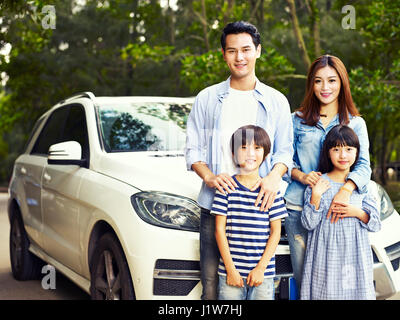 glückliche asiatischen Familie fotografieren während der Fahrt. Stockfoto