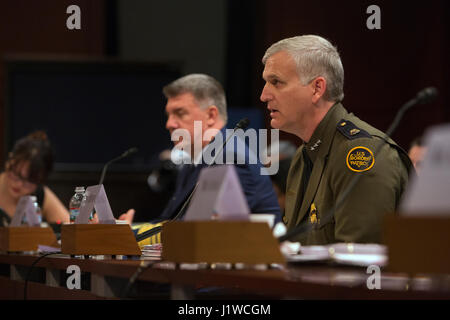 U.S. Abteilung von Homeland Security gemeinsame Task Force-West Kommandant Paul Beeson zeugt während House Committee on Homeland Security, Unterausschuss Grenze und Maritime Sicherheit 4. April 2017 in Washington, DC zu hören.   (Foto von Donna Burton/CBP über Planetpix) Stockfoto