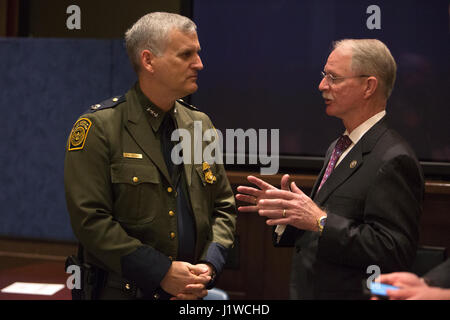 U.S. Abteilung von Homeland Security gemeinsame Task Force-West Kommandant Paul Beeson spricht mit Rep John Rutherford, rechts, vor dem Start des House Committee on Homeland Security Unterausschuss Grenze und Maritime Sicherheit 4. April 2017 in Washington, DC zu hören.   (Foto von Donna Burton/CBP über Planetpix) Stockfoto