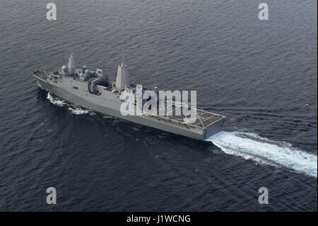 Der US-Navy-San Antonio-Klasse amphibious Transport Dock Schiff USS San Diego dampft abseits der Küste von Kalifornien 8. April 2017 im Pazifischen Ozean.   (Foto von Chad Swysgood / US Navy über Planetpix) Stockfoto