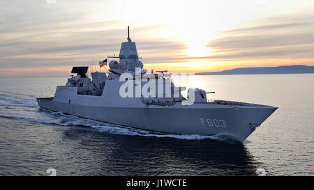 Der königlichen niederländischen Marine De Zeven Provincien-Klasse Fregatte HNLMS Tromp dampft im Gange während der Übung Joint Warrior 26. März 2017 im Firth of Clyde, Schottland, Vereinigtes Königreich.   (Foto von Xavier Jimenez / US Navy über Planetpix) Stockfoto