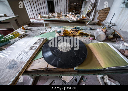 Alte Vinyl-Schallplatte in der Sekundarschule in Mashevo verlassenen Dorf Chernobyl Nuclear Power Plant Zone der Entfremdung in der Ukraine Stockfoto