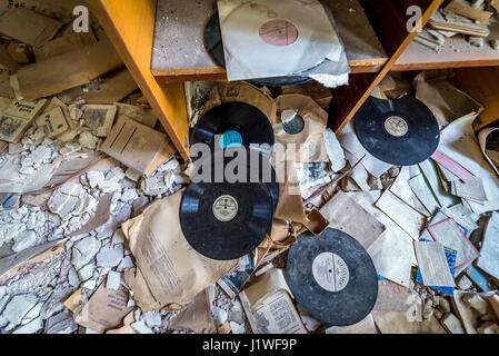 Alte Vinyl-Schallplatten in der Sekundarschule in Mashevo verlassenen Dorf Chernobyl Nuclear Power Plant Zone der Entfremdung in der Ukraine Stockfoto