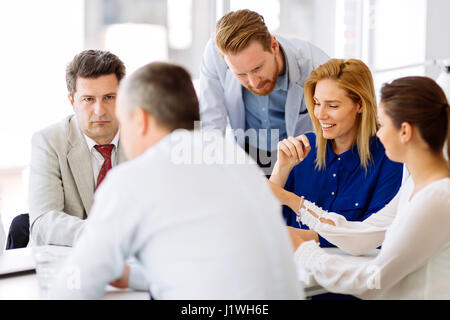 Unternehmer zusammen und sprechen über neue Ideen im Büro Stockfoto