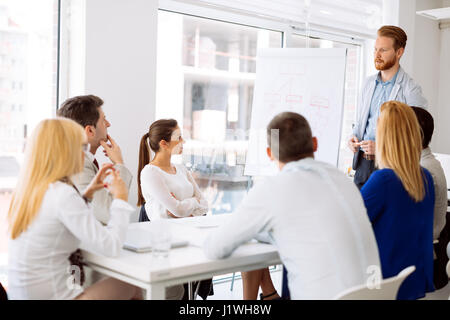 Unternehmer zusammen und sprechen über neue Ideen im Büro Stockfoto