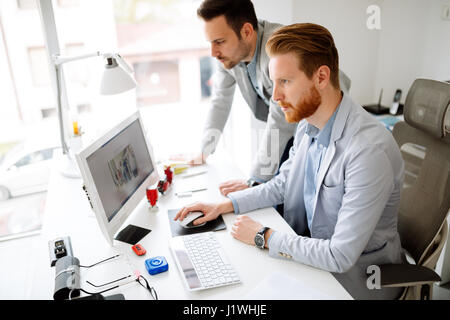 Kollegen im Büro arbeiten und brainstorming Stockfoto