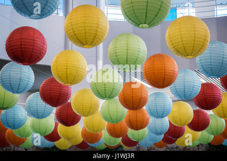 Die Decke des Gebäudes ist mit vielen Lichtern in Form von bunten Luftballons dekoriert. Stockfoto