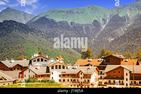 Mountain Resort: wunderschöne mehrstöckige Gebäude, das komfortable Hotel befindet sich am Fuße des Berges. Stockfoto