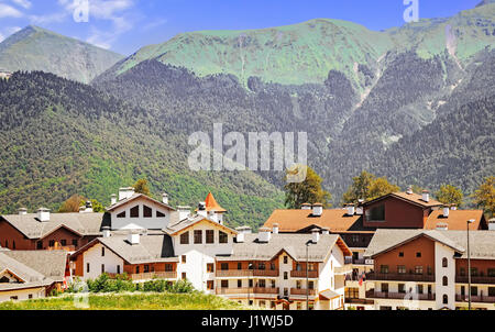 Mountain Resort: wunderschöne mehrstöckige Gebäude, das komfortable Hotel befindet sich am Fuße des Berges. Stockfoto