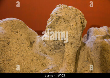 Das Nationale Archäologische Museum in Tarquinia, können Besucher aus nächster Nähe untersuchen eine herrliche Sammlung von Marmor und Alabaster etruskischen Sarkophagen.  Th Stockfoto