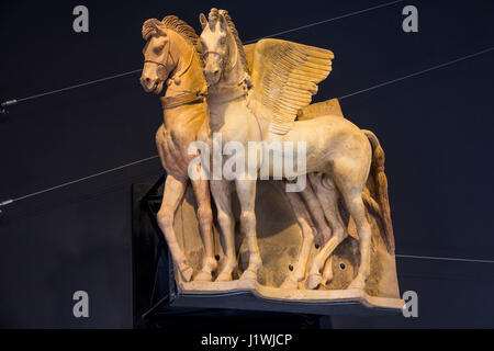 Das geflügelte Pferd ist eine wunderbar detaillierte Reliefskulptur, die eindeutig den Preis für eine große Sammlung von etruskischen Artefakte bei der Na angezeigt wird Stockfoto