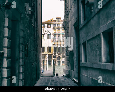 Schmale Passage in Venedig Straßen führen zum Wasser Stockfoto