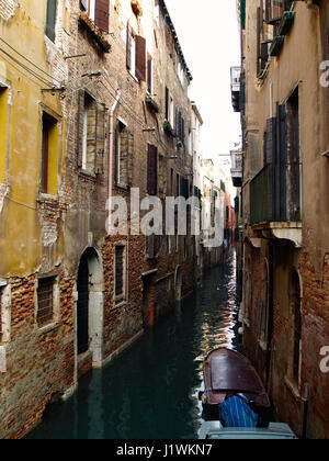 Schmale Passage in Venedig Italien Stockfoto