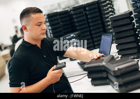 Menschen, die Arbeiten im Netzwerk Industrie Produkte überprüfen Stockfoto