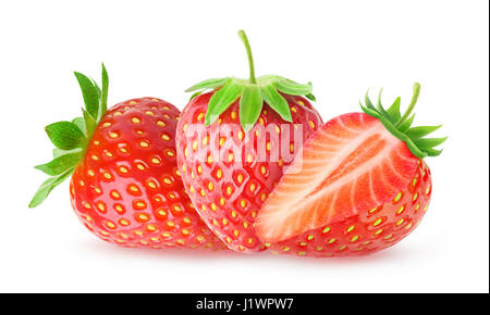 Isolierte Erdbeeren. Zwei ganze Erdbeeren Früchte und eine halb isoliert auf weißem Hintergrund mit Beschneidungspfad Stockfoto