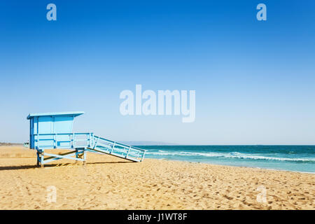 Side View Bild blau Rettungsschwimmer-Turm auf einem sandigen Strand von Santa Monica, Kalifornien, USA Stockfoto