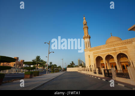 Blick auf Jumeirah Bezirk mit Maharba Moschee in Dubai, Vereinigte Arabische Emirate Stockfoto