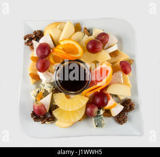 Obstsalat mit Nüssen, Rosinen und Käse. Stockfoto