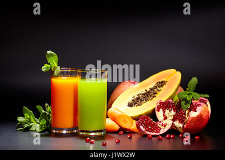 Gläser mit frische Gemüsesäfte isoliert auf schwarz. Detox-Diät. Stockfoto