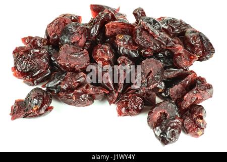 Getrocknete Cranberries auf weißem Hintergrund Stockfoto