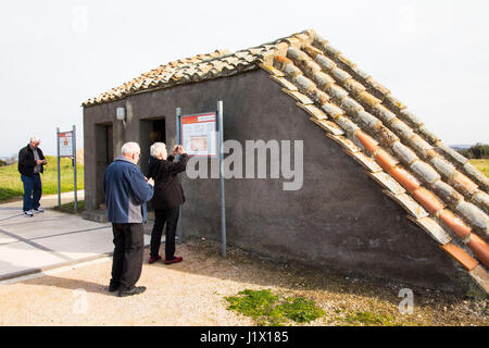 Etruskische Gräber, die Wandmalereien enthalten sind offen für Besucher geschützt folgende Treppen in vergrabenen Gräber, Monterozzi Nekropole, Tarquinia. Stockfoto