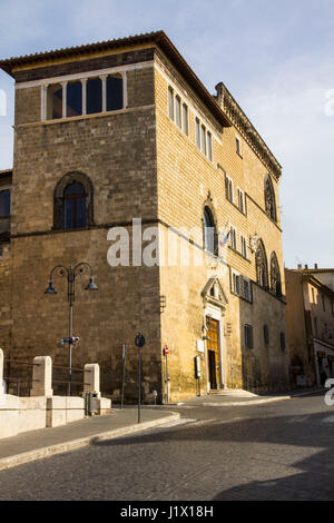 Das Nationale Archäologische Museum von Tarquinia widmet sich der Erhaltung und präsentiert eine wunderbare Sammlung von antiken Sarkophagen. Stockfoto