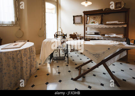 Barcelona, Spanien - 2. Januar 2017: Damenunterwäsche im Museum des Hauses Mila von dem berühmten Architekten Antoni Gaudi Stockfoto