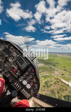 Piloten fliegen einem leichten Privatflugzeug und machen eine Rolle in einem sonnigen Sommer-Himmel Stockfoto