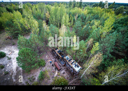 Alten Motor gesehen vom Bahnhof Hof Lichter Tower in der Nähe der Stadt Prypjat und Yaniv Bahnhof in Chernobyl Nuclear Power Plant Zone der Entfremdung Stockfoto