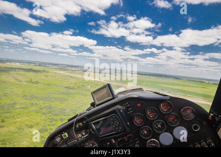 Blick aus dem Cockpit von einem leichten Privatflugzeug während der Durchführung eines Freizeit-Fluges im Sommer Stockfoto