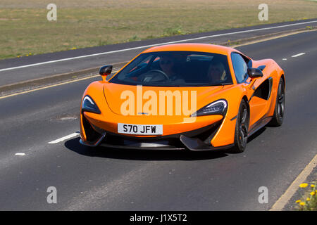 Orange 2017 McLaren 570S Sportwagen Coupe Auto Supercar, Preis ab £143,000, Fahrt entlang Southport Seafront, Merseyside, Großbritannien Stockfoto