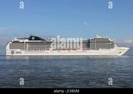 MSC Magnifica an der Elbe. MSC Magnifica ist eine Musica Klasse Kreuzfahrtschiff von MSC Kreuzfahrten betrieben. Stockfoto