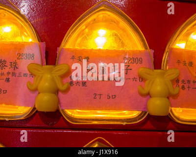 Taipeh, Taiwan - 12. Oktober 2016: Spenderliste vertreten durch kleine Lichter am Baoan Tempel Stockfoto