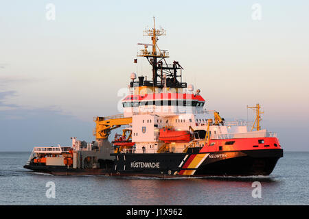 Mehrzweckschiff NEUWERK an der Elbe. Die Kustenwache ist ein Zusammenschluss von mehreren Bundesbehörden. Stockfoto