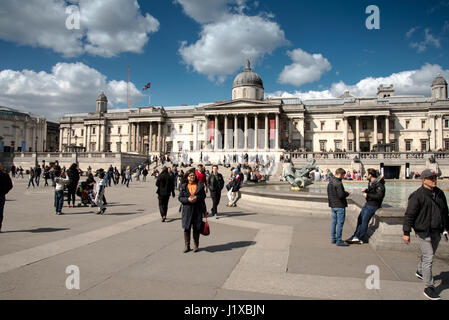 Ein Frühlingstag in Trafalgar Square, London, England, Vereinigtes Königreich Stockfoto