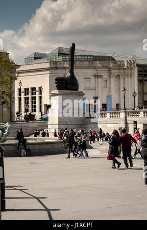 Ein Frühlingstag in Trafalgar Square, London, England, Vereinigtes Königreich Stockfoto