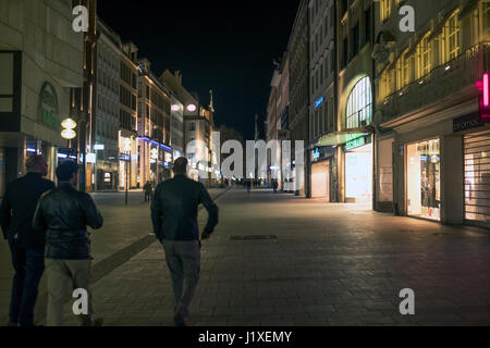 München-Bayern-Deutschland. 29. März 2017. Nachtansicht der Kaufinger Straße mit Passanten. Nahe dem Marienplatz Stockfoto