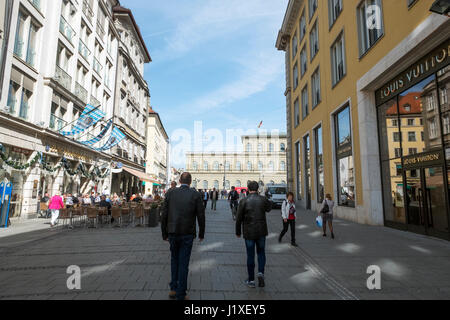 München-Bayern-Deutschland. 29. März 2017. Ansicht der Residenz Straße mit Menschen flanieren und Biertrinken auf Terrassen. Nahe dem Marienplatz. Stockfoto