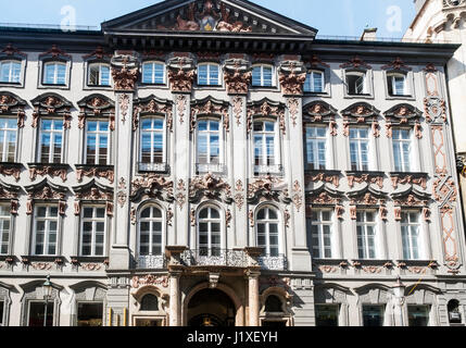 München, Bayern, Deutschland. - 28. März 2017. Fassade des Preysing Palais (Preysing Palais). Alten Barockschloss, in der Residenz Straße Stockfoto