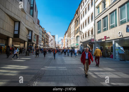 München-Bayern-Deutschland. 29. März 2017. Ansicht der Kaufingerstraße (Kaufinger Straße) mit Menschen zu Fuß. Nahe dem Marienplatz Stockfoto