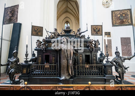 München-Bayern-Deutschland. 29. März 2017. Kenotaph des Kaisers Louis IV von Hans Krumpper de la Catedral de München (Münchner Frauenkirche) Stockfoto