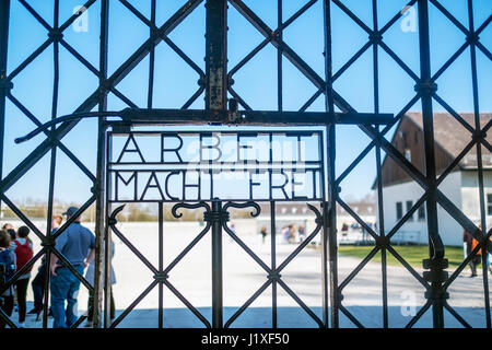 Dachau, Bayern, Deutschland. - 28. März 2016.  Arbeitsgruppen können, die Sie kostenlos, anmelden Tore im KZ Dachau Stockfoto