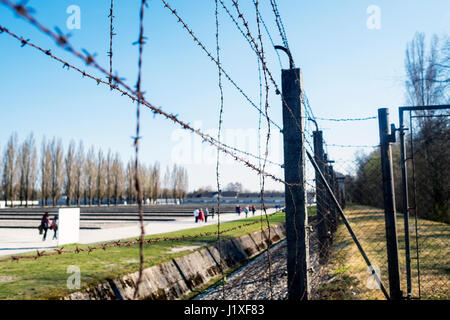Dachau, Bayern, Deutschland. - 28. März 2016. Fechten auf dem Zaun außerhalb des Konzentrationslagers Dachau Stockfoto
